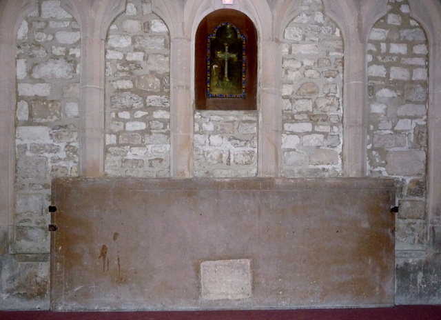 La dalle funraire ayant servi autrefois d'autel