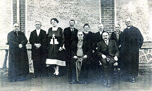 Les parrains et marraines<br>L'Abb Tanquart, Charles Mariage, Georgine Crosnier, Emilien Dussart, Pauline Malhomme, Me Foissier Notaire, Marie Elisa Guyot, ??<br>au premier rang, Mgr Mennechet, ??