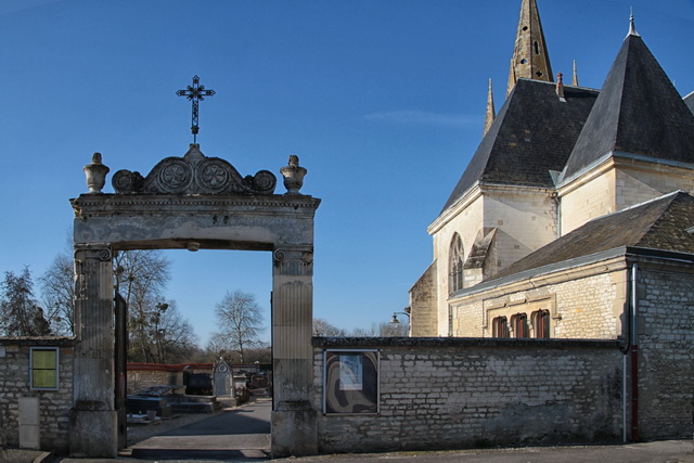 L'entre par la rue de l'glise.