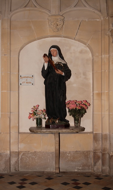 A droite<br>Sainte-Rita, patronne des causes dsespres