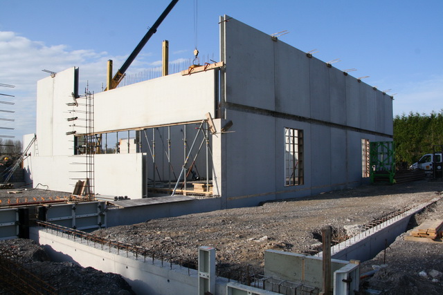 au premier plan, fondation des vestiaire, bar, toilettes. On distingue les deux passage d'entre dans la salle