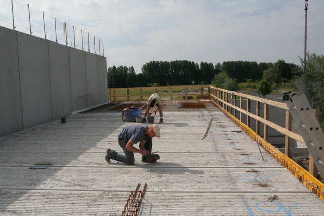 Sur la terrasse de la galerie<br>Rebouchage des trous de manutention