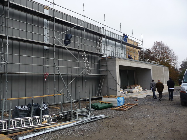 Puis pose d'un bardage gris sur la salle