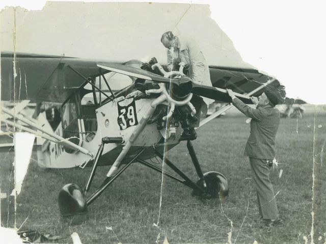 En blanc : Pierre Collin vrifiant son avion