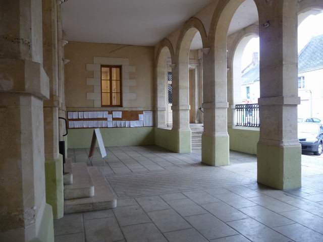 Le hall au fond, l'ancienne salle de classe